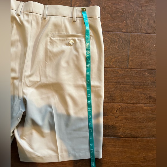 Luxurious Peter Millar Men’s Khaki Golf Short - Picture 6 of 10
